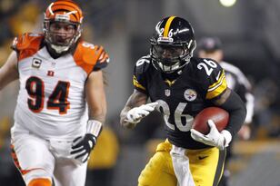 Hi-res-456910557-leveon-bell-of-the-pittsburgh-steelers-rushes-against_crop_north