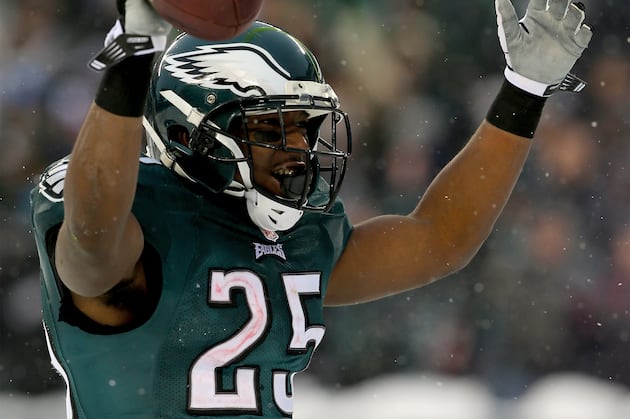 Eagles' McCoy Wants to Carry Ball and the Team