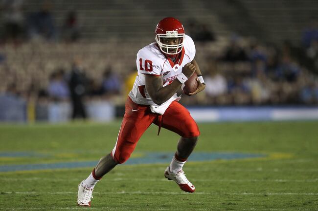 Hi-res-104386646-quarterback-terrance-broadway-of-the-houston-cougars_crop_north
