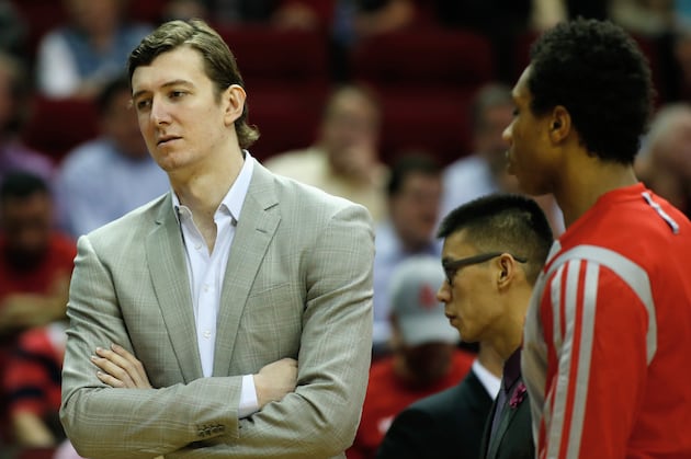Omer Asik Struggles with Recovery from Knee Injury