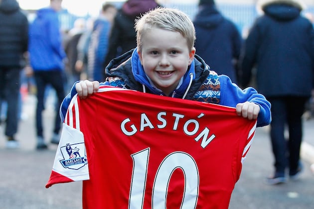Gaston Ramirez Gives Shirt to Young Everton Fan, Gets Booked