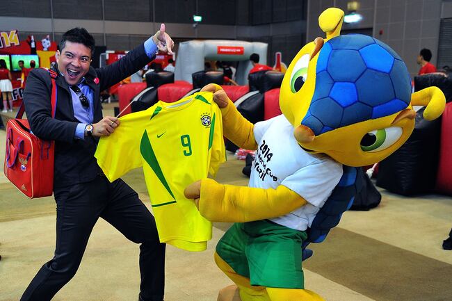 Hi-res-459592591-the-mascot-of-the-fifa-brazil-2014-world-cup-fuleco_crop_north