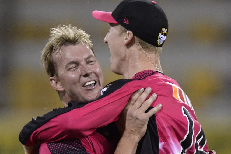 Jordan Silk Takes Astonishing Flying One-Handed Catch in Big Bash League