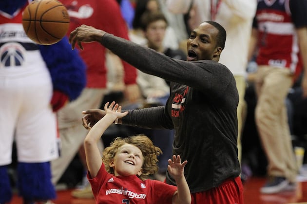 Video: Dwight Howard Blocks Mascot's Shot, Plays 1-on-1 with Kid During Delay