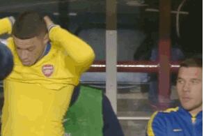 Lukas Podolski Can't Believe It When Alex Oxlade-Chamberlain Gets on Before Him