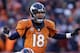 El quarterback de los Broncos de Denver Peyton Manning da instrucciones en la línea, durante el partido del domingo 12 de enero de 2014, frente a los Chargers de San Diego (AP Foto/Charlie Riedel, archivo)