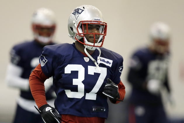 Alfonzo Dennard Exits as Teams Trade Punts