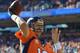 Peyton Manning, de los Broncos de Denver, calienta el brazo antes de la final de la Conferencia Americana frente a los Patriots de Nueva Inglaterra, el domingo 19 de enero de 2014 (AP Foto/Jack Dempsey)