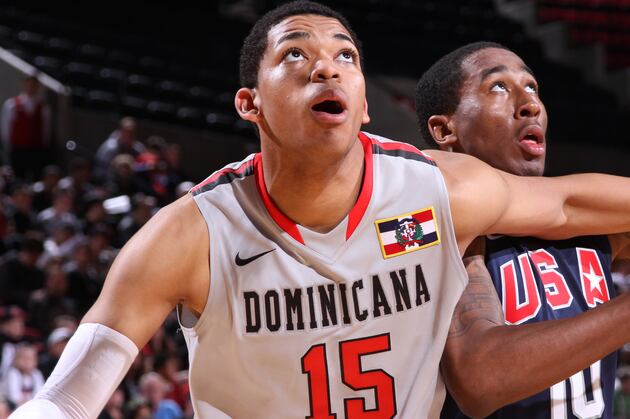 VIDEO: Kentucky-Bound 7-Footer Karl Towns Wins the 2014 Hoophall..
