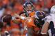 El quarterback Peyton Manning de los Broncos de Denver lanza un pase contra los Patriots de Nueva Inglaterra en la final de la AFC el domingo 19 de enero de 2014. (AP Foto/Joe Mahoney)