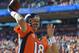 Peyton Manning, de los Broncos de Denver, calienta el brazo antes de la final de la Conferencia Americana frente a los Patriots de Nueva Inglaterra, el domingo 19 de enero de 2014 (AP Foto/Jack Dempsey)