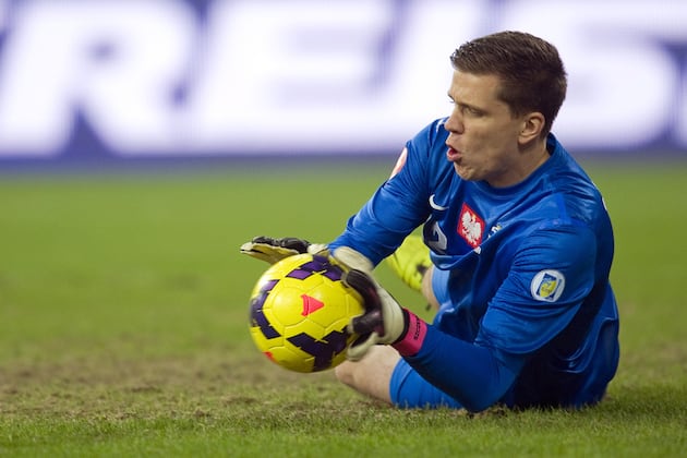 GIF: Wojciech Szczesny Makes Rude Gesture After Being Sent off