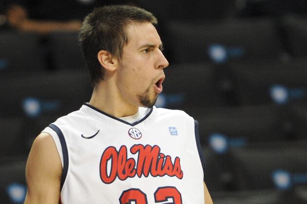 Henderson Ties SEC Record for Conescutive Gms with a Three
