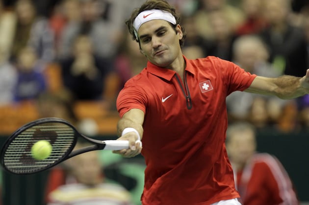Video: Federer Shows off His Touch with a 'Tweener' in Dubai