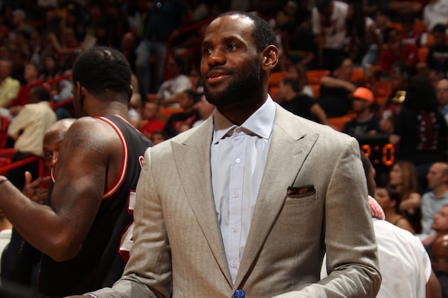 LeBron James Pushes Upcoming Free Agency Aside, Unlike Carmelo Anthony