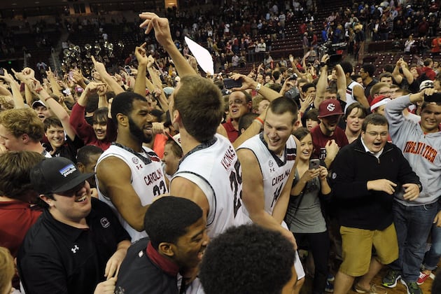 South Carolina Knocks off No. 17 Kentucky, Fans Storm Court in Celebration