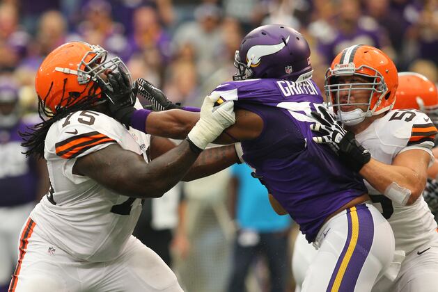 Bucs Sign OL Cousins to 1-Year Deal