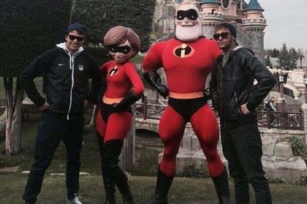 Neymar Posts Photo of Disneyland Paris Visit with Thiago Silva