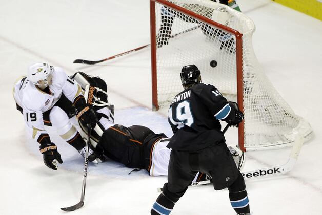 Sharks Beat Ducks, Take First in Pacific Division