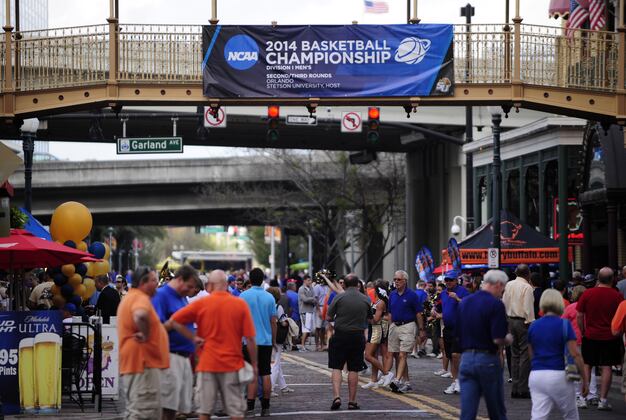 Florida Gators Fans Are Abandoning Football, Flocking to Basketball
