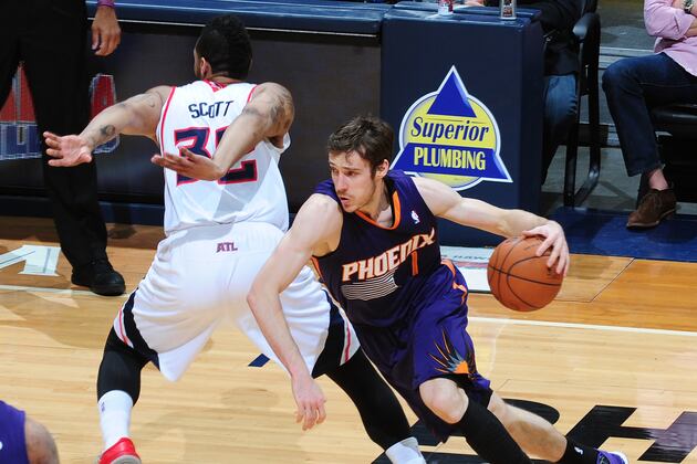 Bledsoe Leads Suns Past Hawks 102-95