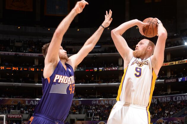 Kaman Helps Lakers Surprise Suns 115-99