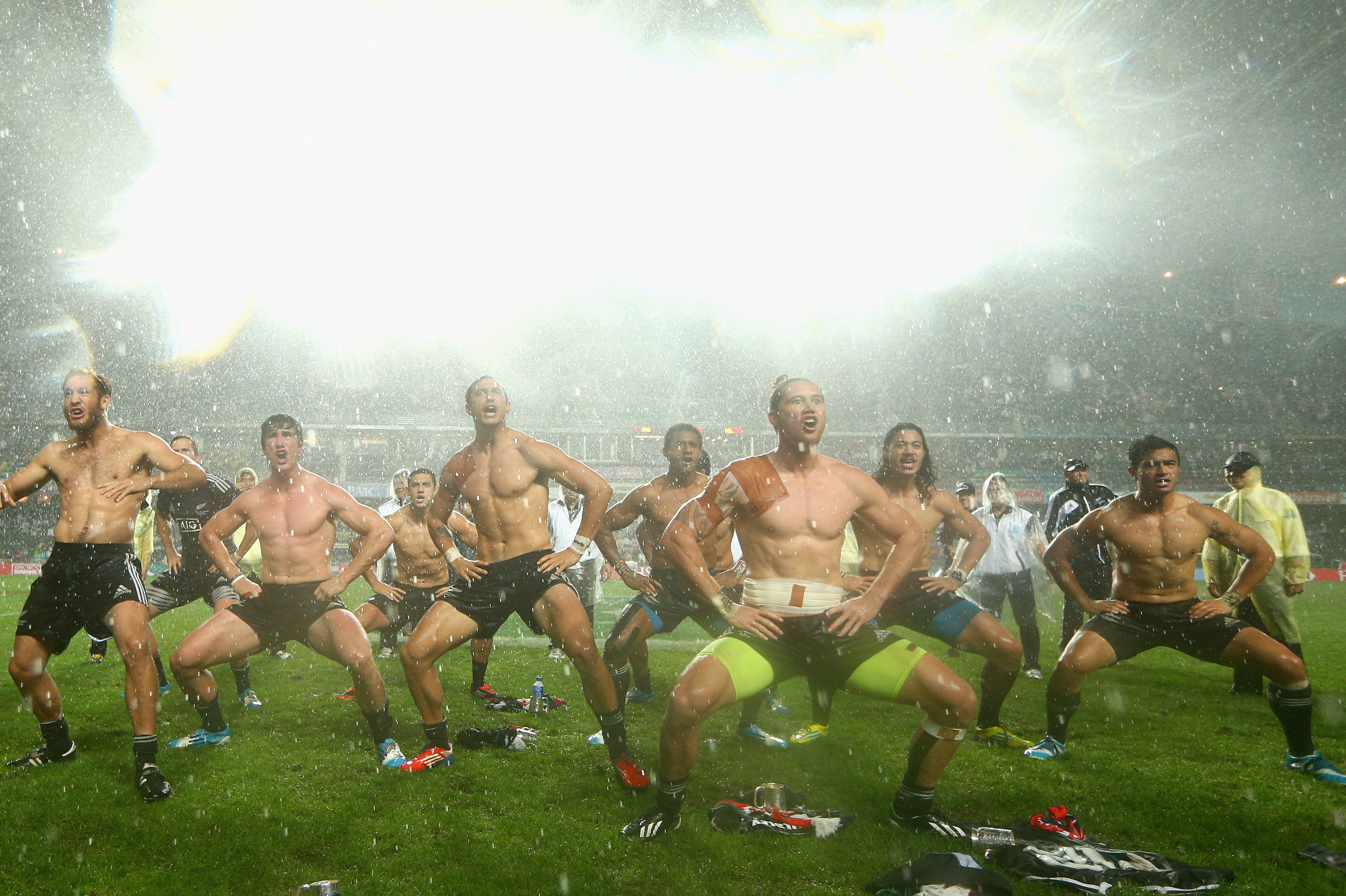 New Zealand Rugby Sevens All Blacks Perform Shirtless Haka Dance In Rain Bleacher Report