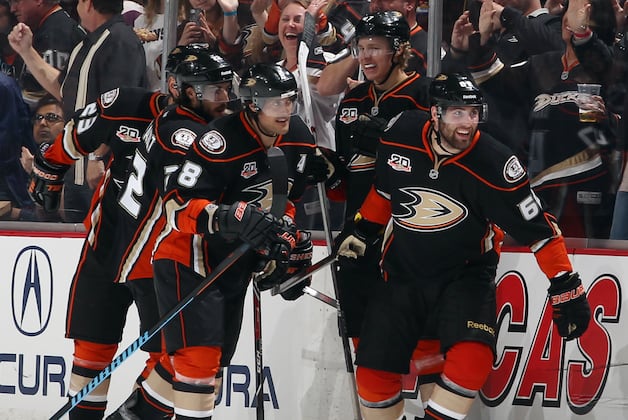Ducks Gain Ground on Bruins for Presidents Trophy