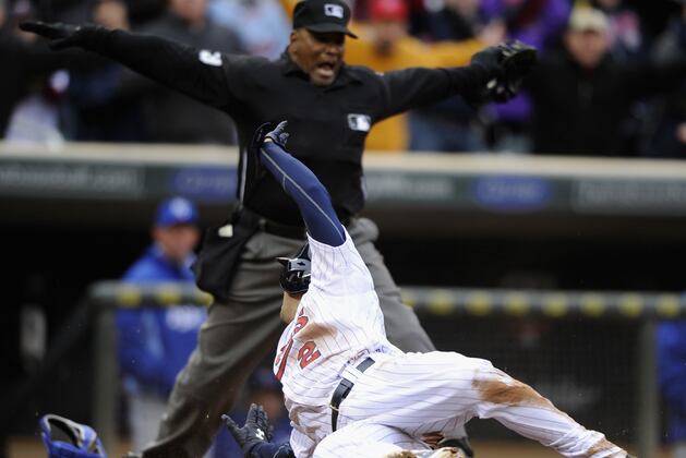 Davis' Throwing Error Sends Twins over Royals