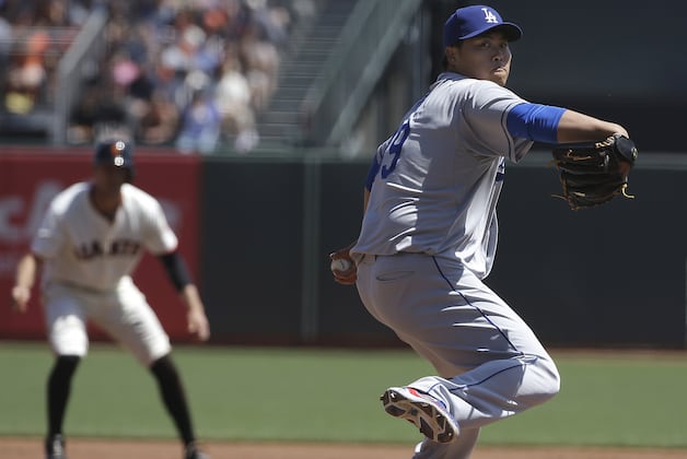Ryu Pitches Dodgers Past Giants 2-1 to Avoid Sweep
