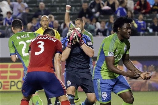 Late Martins Goal Gives Seattle Full Points at Chivas USA