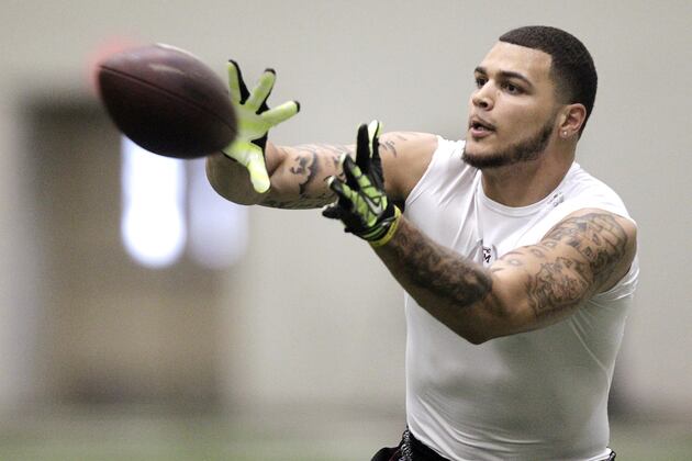 Patriots Mailbag: Will New England Move Up to Draft a Receiver?