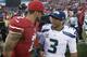 El quarterback de los 49ers, Colin Kaepernick, izquierda, habla con el quarterback de los Seahawks, Russell Wilson, tras un partido el 8 de diciembre de 2013 en San Francisco. (AP Photo/Marcio Jose Sanchez)