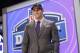Jimmy Garoppolo, quarterback de Eastern Illinois, sonríe luego de ser tomado en el draft de la NFL por los Patriots de Nueva Inglaterra con la selección 82 el viernes 9 de mayo de 2014 en Nueva York. (Foto AP/Jason DeCrow)