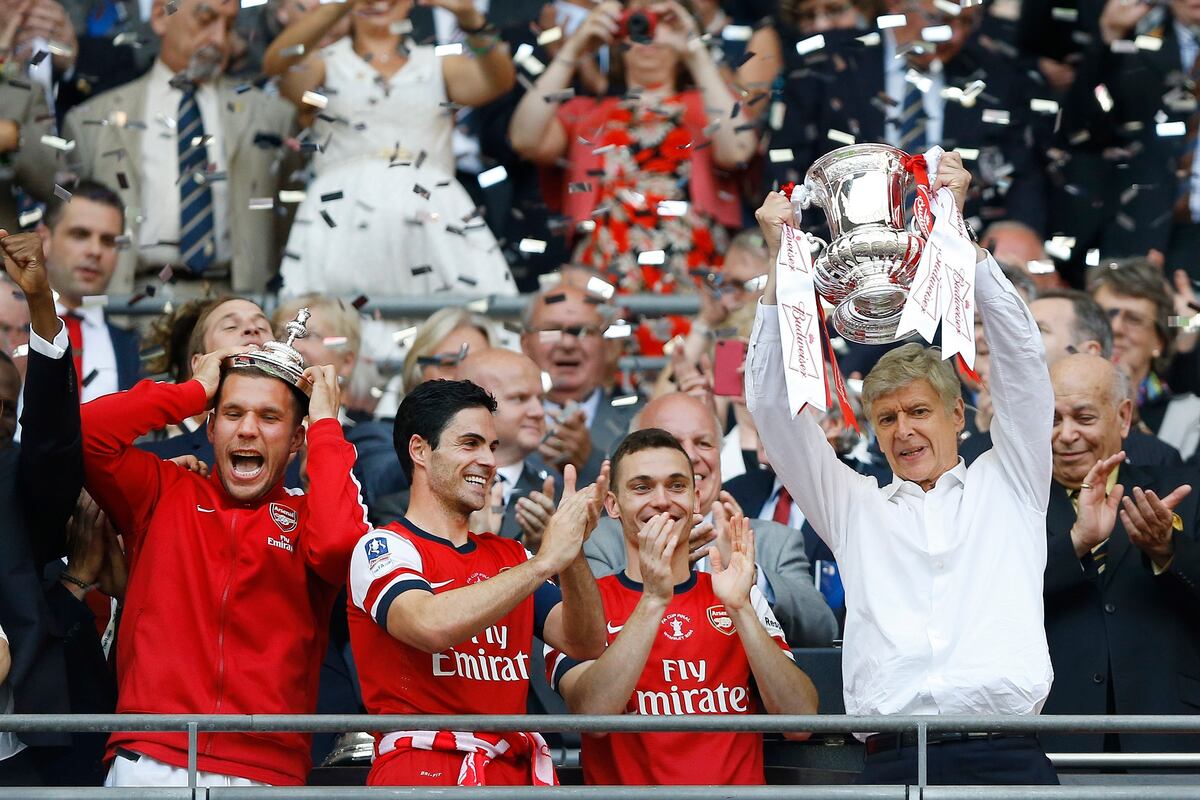 Arsenal 2014 FA Cup Win: Arsene Wenger Gets Bumps, Doused ...