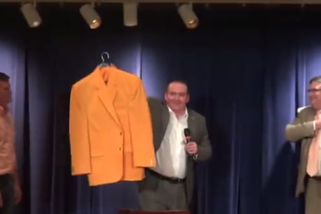 Video: New Vols Coach Tyndall Given His First Orange Blazer by Mears' Sons
