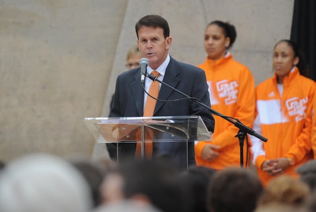 Tennessee AD Dave Hart Praises Donnie Tyndall for Spring Recruiting Work