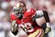 El jugador de los 49ers de San Francisco, Aldon Smith, en un partido contra Carolina el 10 de noviembrfe de 2013. Smith fue arrestado en el aeropuerto de Los Angeles el 13 de abril de 2014 por supuestamente realizar una falsa alarma de bomba. (AP Photo/Marcio Jose Sanchez, File)