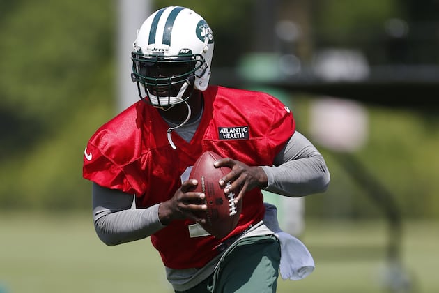 Teammates Are Making Michael Vick Feel Old