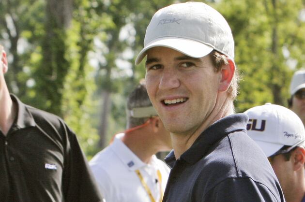 WATCH: Eli Manning Attempts Blindfolded Putt for Charity