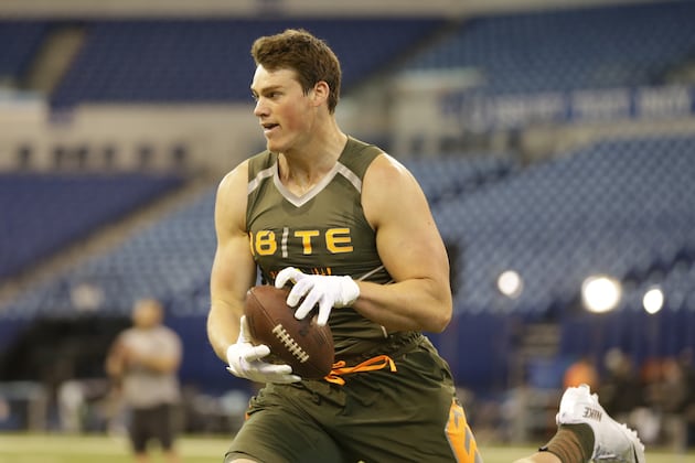 Report: 2nd-Rd TE Troy Niklas (Broken Hand) Out Until Training Camp