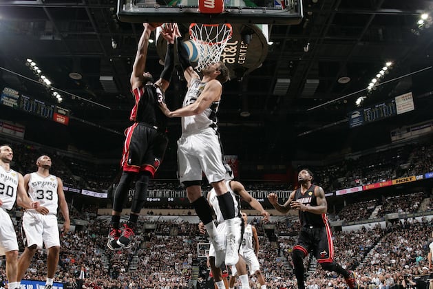 Video: Splitter Stuffs Wade at the RIm