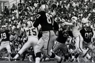 Raiders Mourn Passing of Bob Mischak