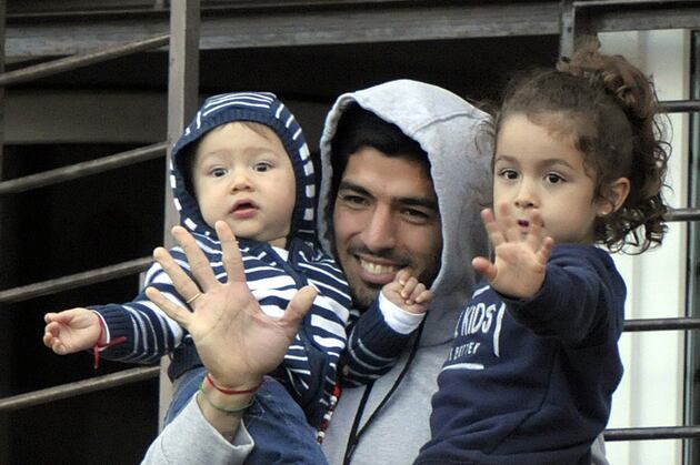 Suarez Offers 'Thanks' in Open Letter to Fans After Bite Ban