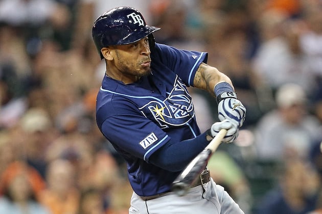 Jennings exits after fouling ball off knee