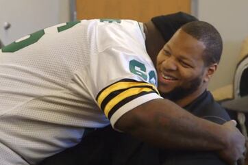 Green Bay Packers Fan Chides Ndamukong Suh for 'The Stomp' On...