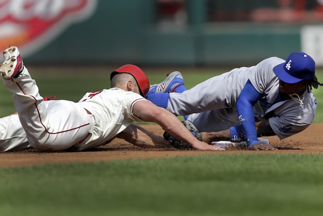 Holliday Exits vs. Dodgers After Collision with Ramirez