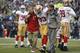 Ian Williams, de los 49ers de San Francisco, es retirado del terreno tras lesionarse un tobillo en la primera mitad del encuentro del domingo 15 de septiembre de 2013, frente a los Seahawks de Seattle (AP Foto/John Froschauer)