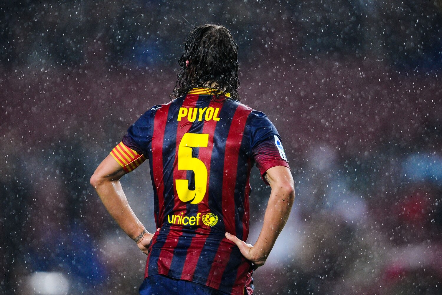 Carles Puyol Passes on His Barcelona No. 5 Shirt to Team ...