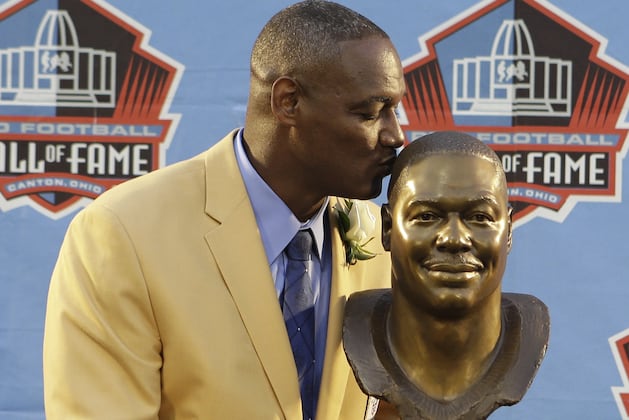 Bucs' Derrick Brooks Joins Pro Football Hall of Fame